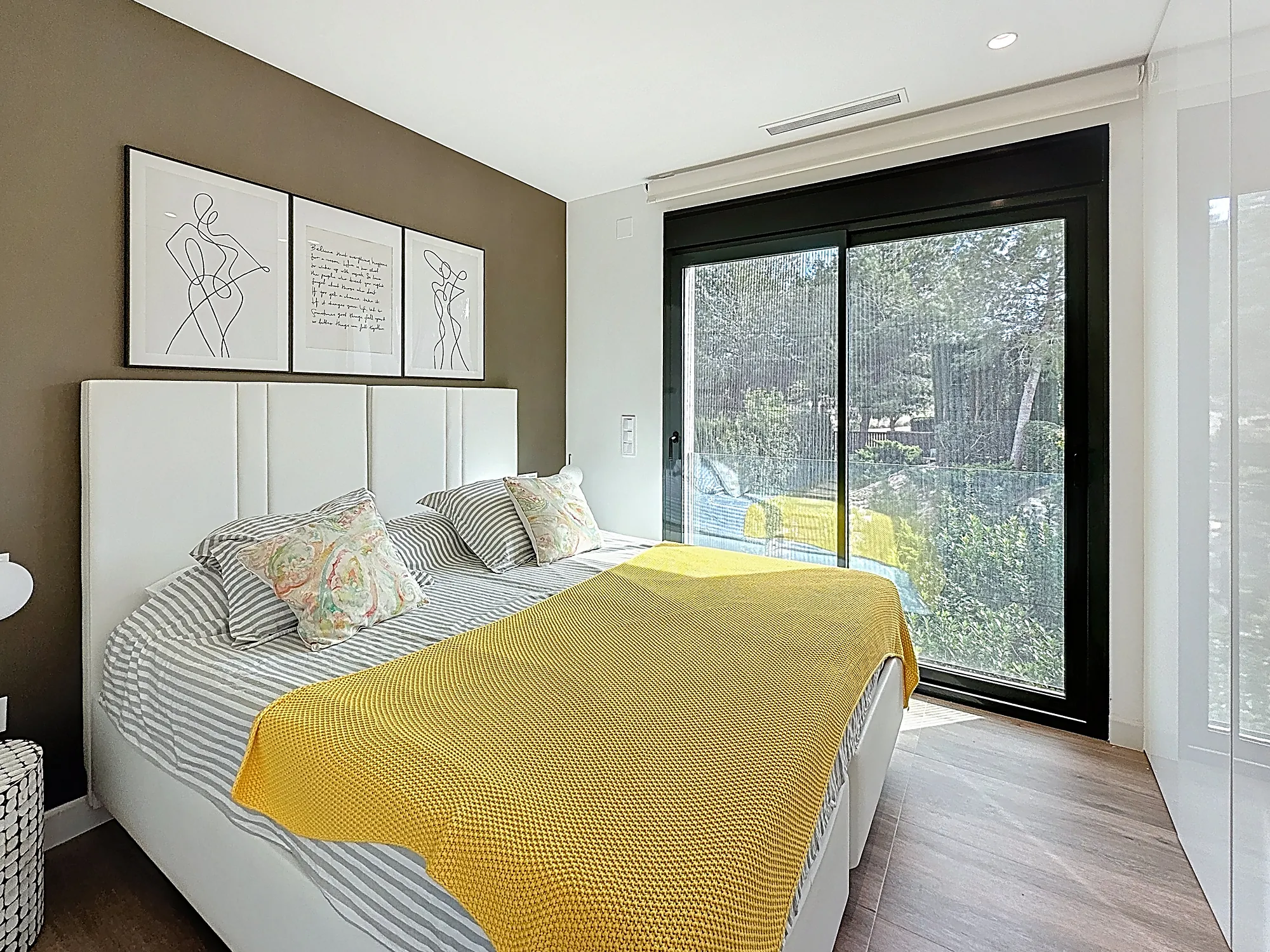 Chambre avec grande baie vitrée sur le jardin