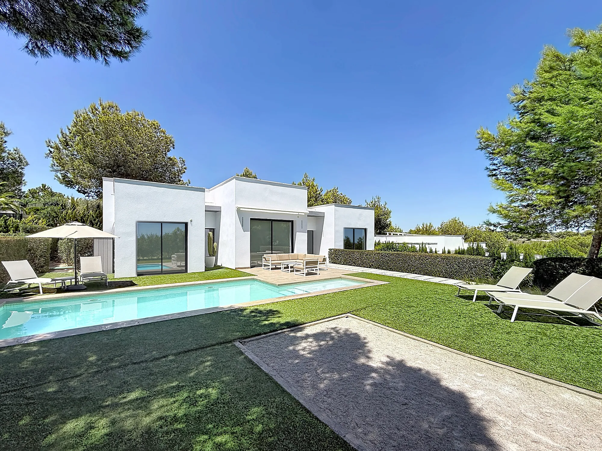 Le jardin, la piscine et le terrain de pétanque
