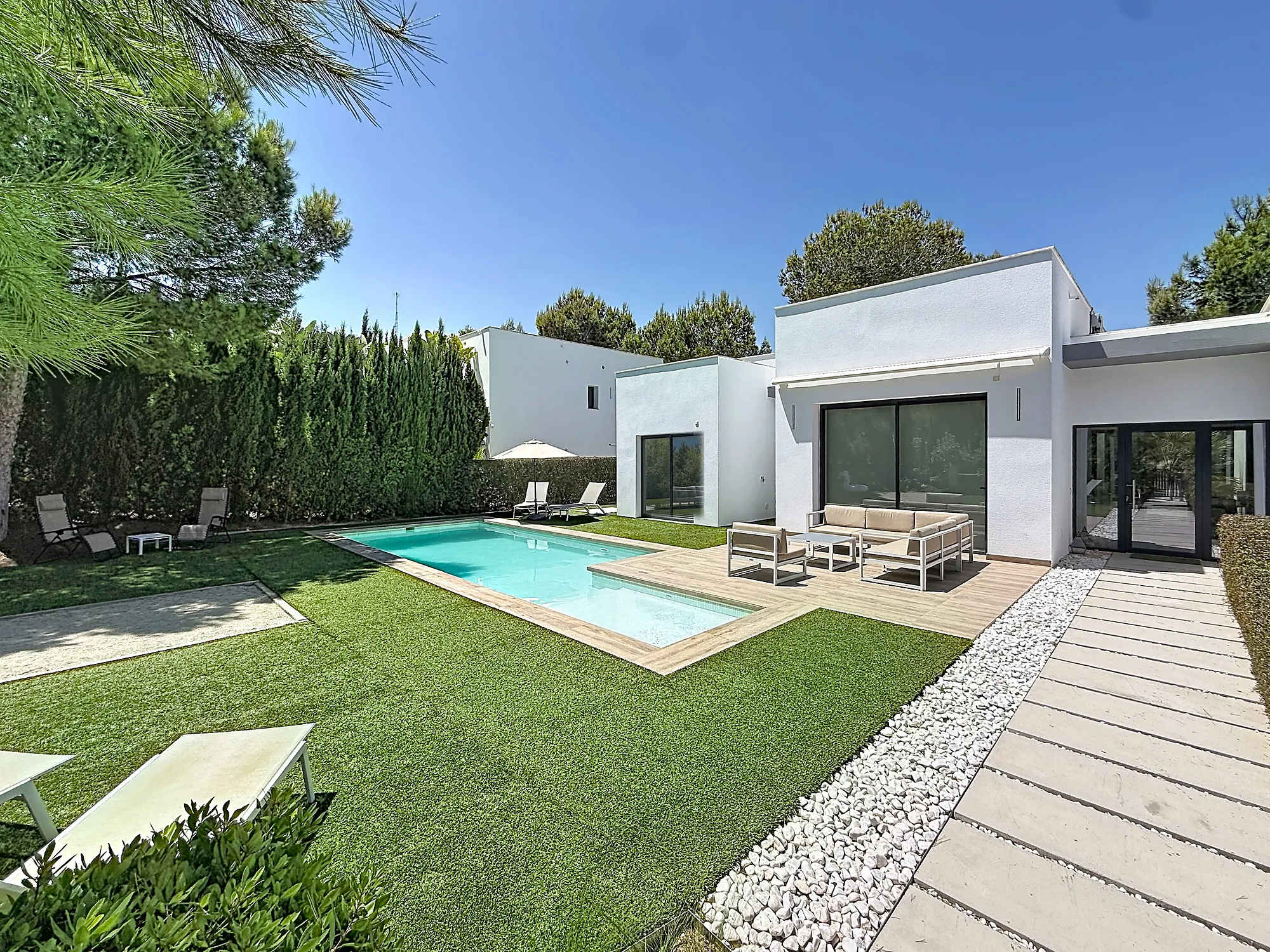 Terrasse, salon extérieur et piscine au soleil